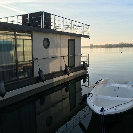 Modernes Festliegendes Hausboot Mit Grosszuegiger Dachterrasse Und Ruderboot Hotel Robel Exterior photo