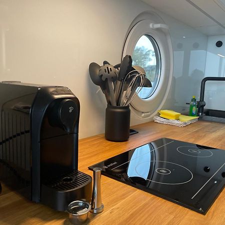 Modernes Festliegendes Hausboot Mit Grosszuegiger Dachterrasse Und Ruderboot Hotel Robel Exterior photo