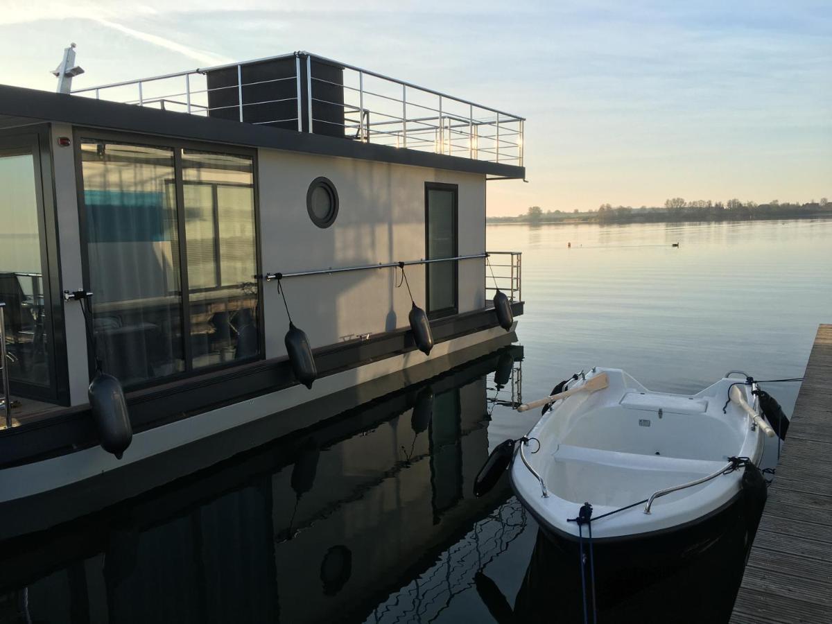 Modernes Festliegendes Hausboot Mit Grosszuegiger Dachterrasse Und Ruderboot Hotel Robel Exterior photo