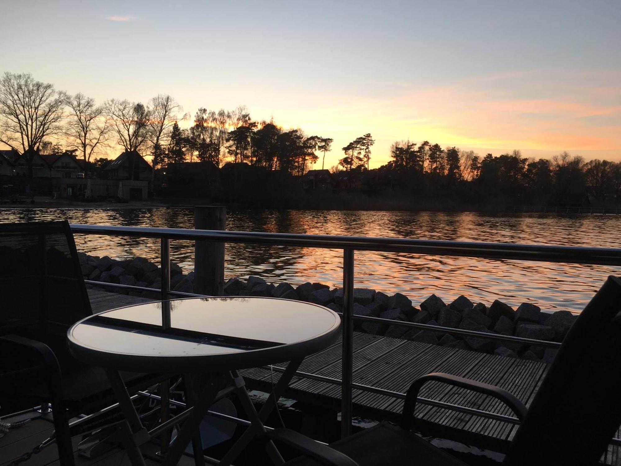 Modernes Festliegendes Hausboot Mit Grosszuegiger Dachterrasse Und Ruderboot Hotel Robel Exterior photo