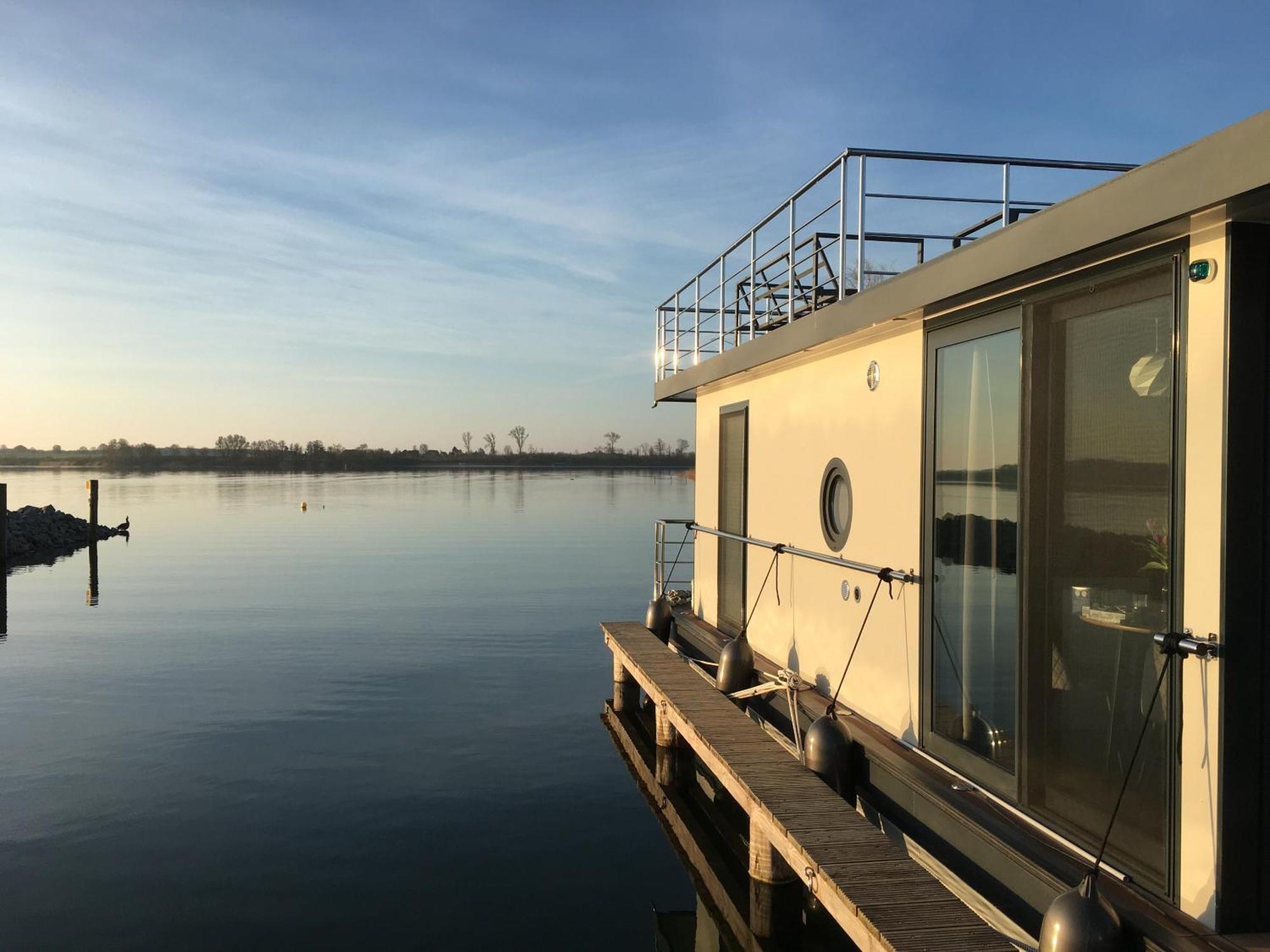 Modernes Festliegendes Hausboot Mit Grosszuegiger Dachterrasse Und Ruderboot Hotel Robel Exterior photo