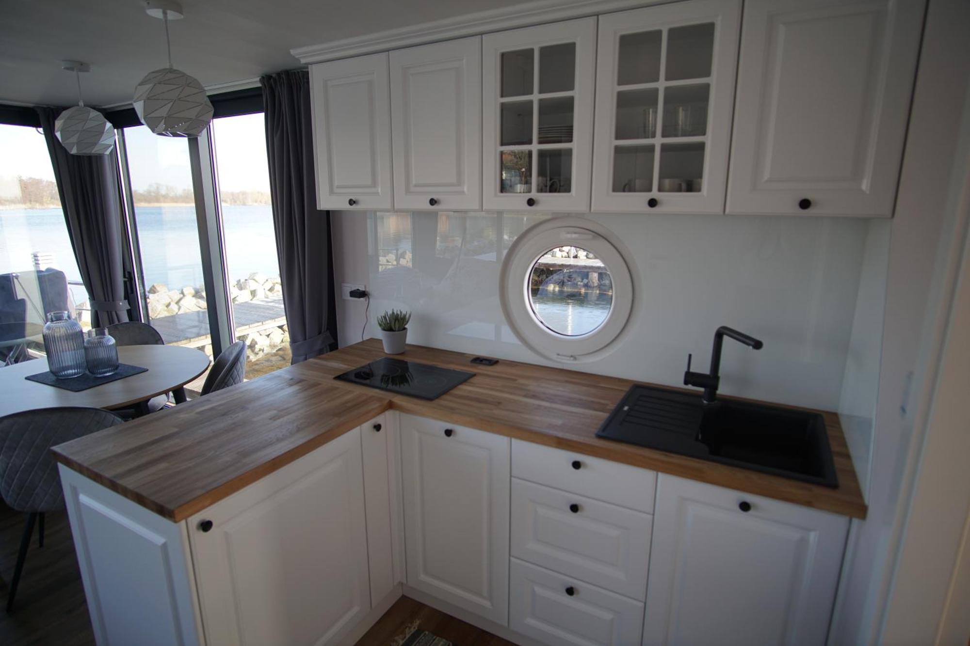 Modernes Festliegendes Hausboot Mit Grosszuegiger Dachterrasse Und Ruderboot Hotel Robel Exterior photo