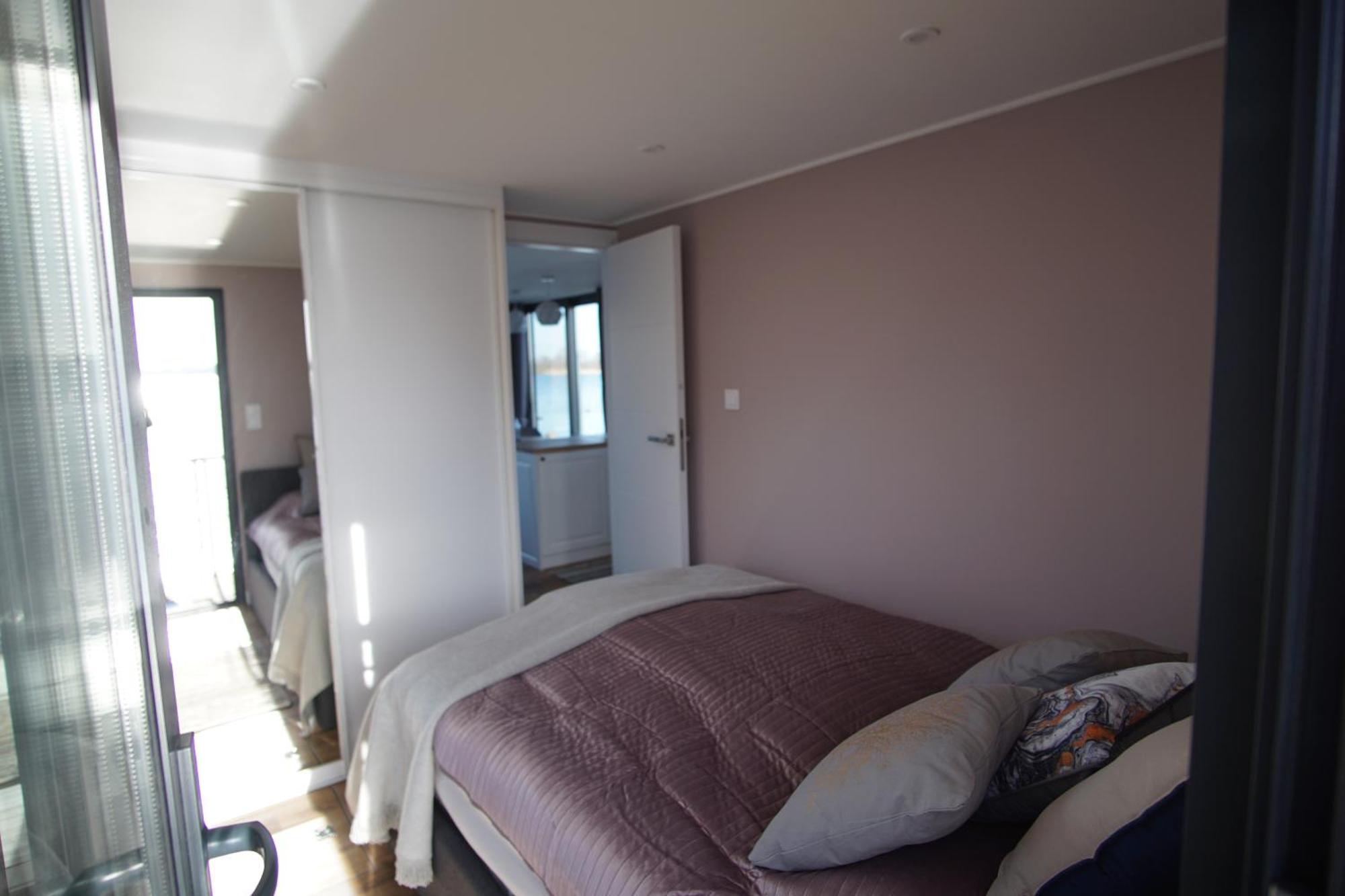 Modernes Festliegendes Hausboot Mit Grosszuegiger Dachterrasse Und Ruderboot Hotel Robel Exterior photo