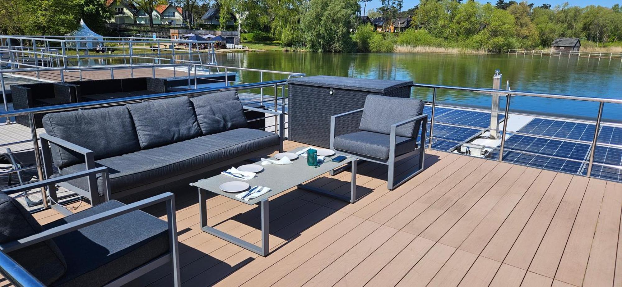 Modernes Festliegendes Hausboot Mit Grosszuegiger Dachterrasse Und Ruderboot Hotel Robel Exterior photo