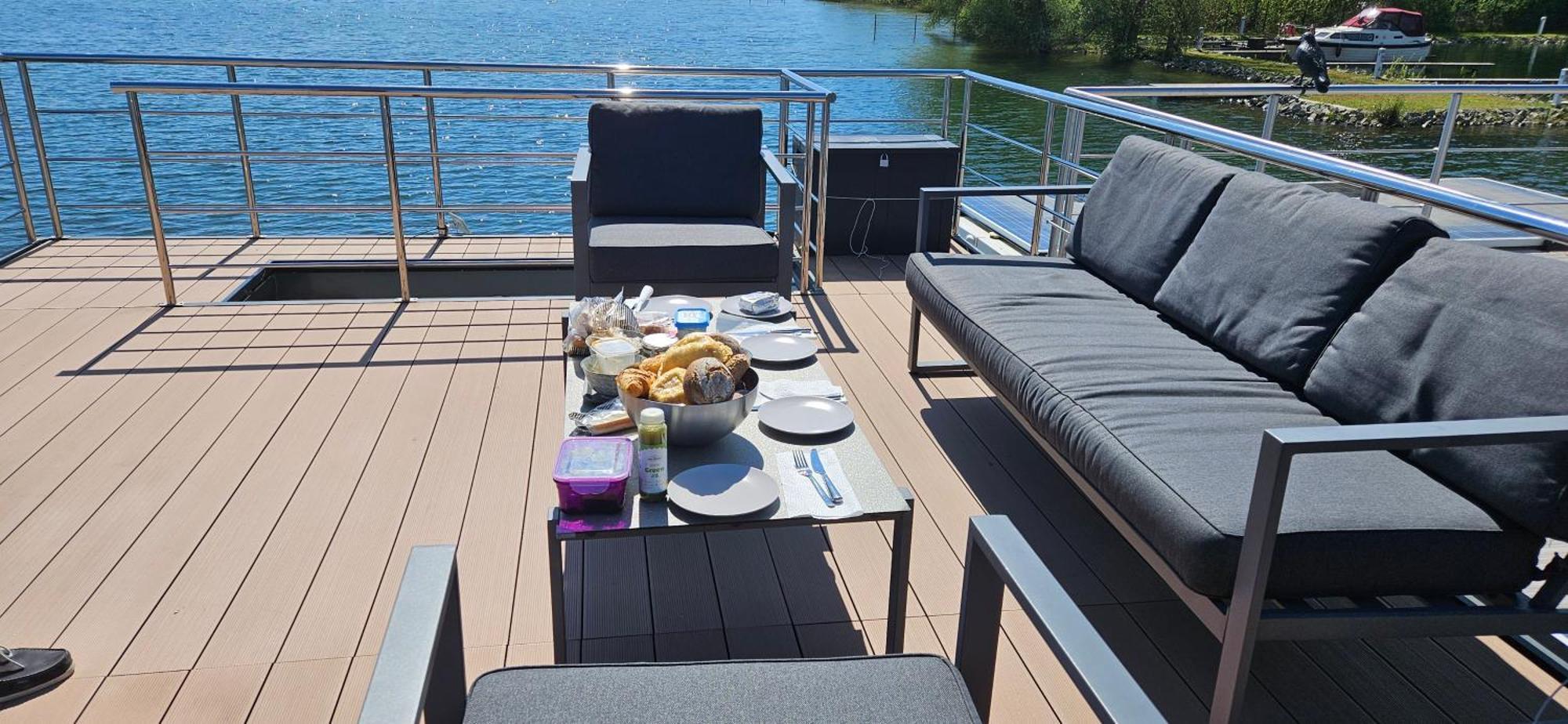 Modernes Festliegendes Hausboot Mit Grosszuegiger Dachterrasse Und Ruderboot Hotel Robel Exterior photo