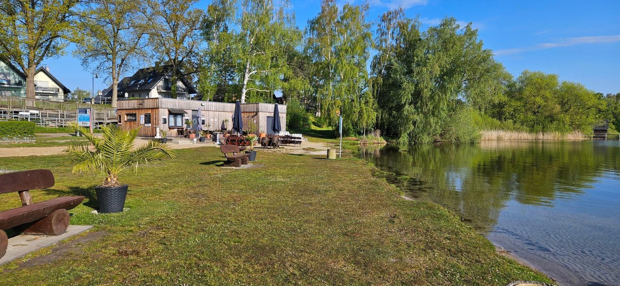 Modernes Festliegendes Hausboot Mit Grosszuegiger Dachterrasse Und Ruderboot Hotel Robel Exterior photo